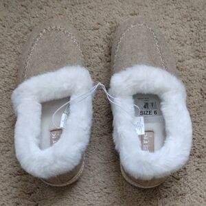 New With Tags Cozy Tan Color Moccasins/Slippers With White Fur Lining